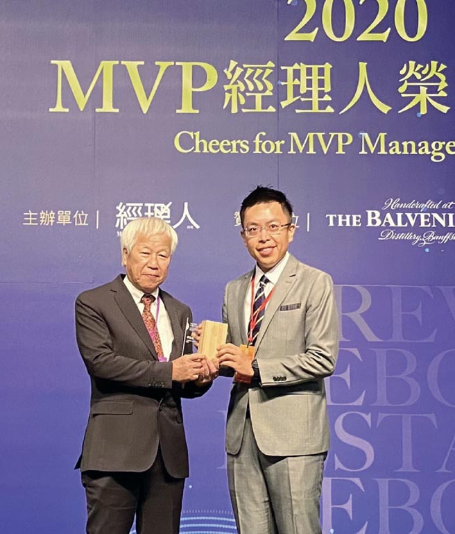 公胜保经总经理蔡圣威再度夺下百大MVP经理人，受到业界肯定。图／公胜保经提供