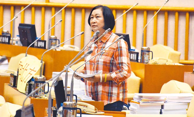 屏東縣議員唐玉琴強調，信功董座楊博仁政治色彩不濃，卻扯他支持萊豬，蘇揆明顯公開說謊。（林和生攝）