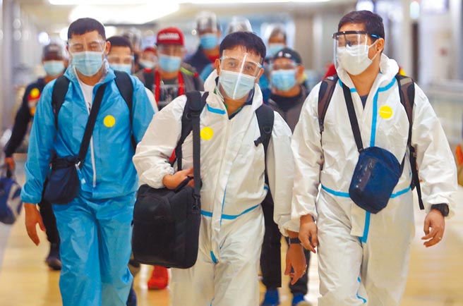 中央流行疫情指挥中心2日宣布，国内新增6例新冠肺炎境外移入案例。在桃园机场入境管制区内，身穿防护衣的旅客正准备通关入境。（范扬光摄）