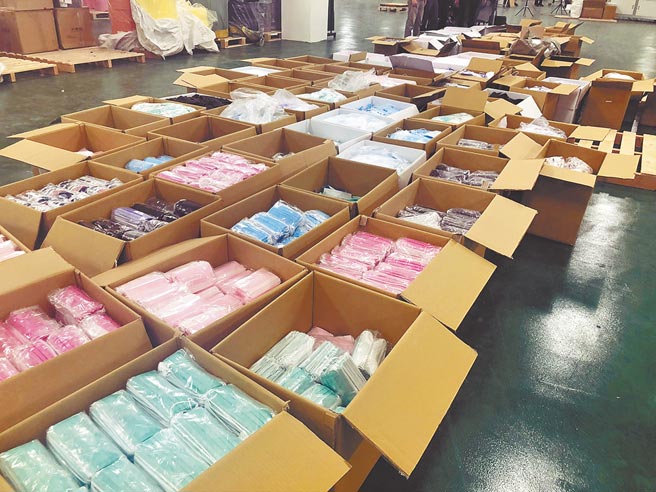 检调人员扣得大批未经许可私自生产的口罩。（读者提供／洪荣志台南传真）