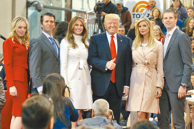 美国总统川普（左四）2016年与家人合影。（美联社）