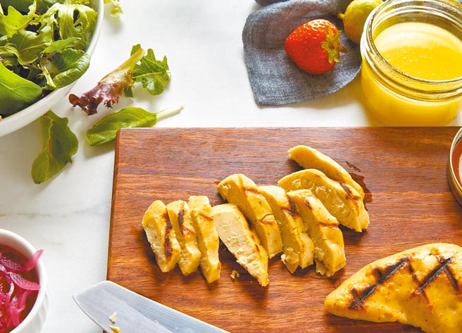 由美国食品科技公司Eat Just研发的人工培植鸡肉（见图）符合新加坡食品局的安全要求，获准用来制作鸡块出售。图：路透