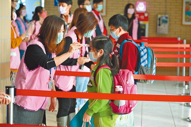 新北市要求进入校园要戴口罩，持续推动「三级防护」、「健康五原则」确保师生健康。（教育局提供／叶德正新北传真）
