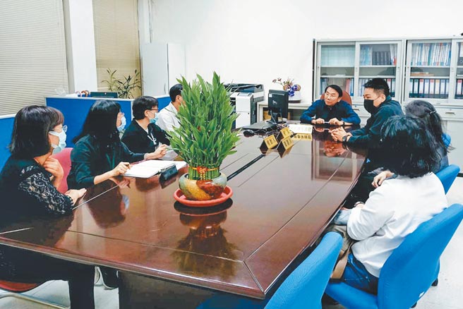 新竹县消保官靳邦忠（中）依违反消保法裁罚丁姓业者120万元，新竹县市国税局都派员到场了解该案做笔录。（新竹县消保官办公室提供／罗浚滨新竹传真）