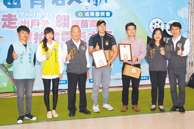 苗栗县府办遥控无人机操控飞行考照培训班，县长徐耀昌（左三）颁奖表扬通过测验人员，期勉学员们在无人机领域持续努力。（何冠娴摄）