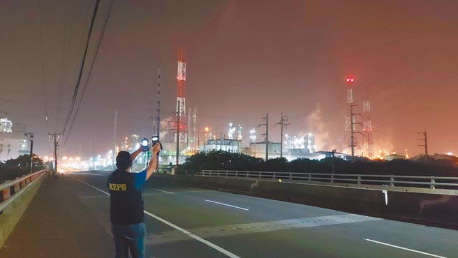 高巿府環保局特工小組執行夜間重點工業區監測。（環保局提供／曹明正高雄傳真）