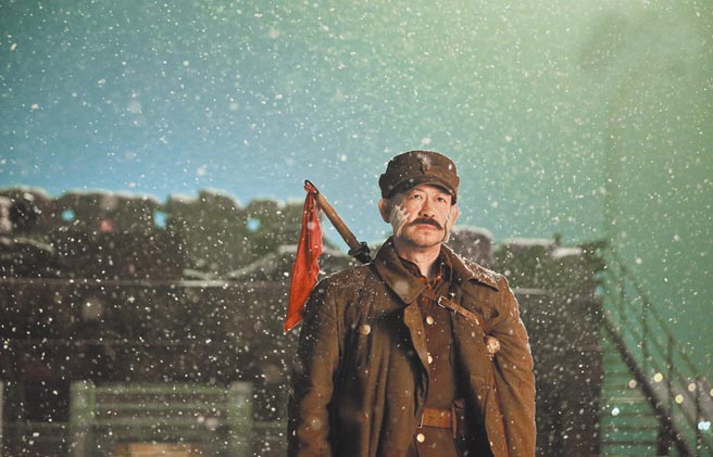 《八佰》去年疑因政治因素被撤檔，今年却成为称霸全球票房的电影。（摘自豆瓣）