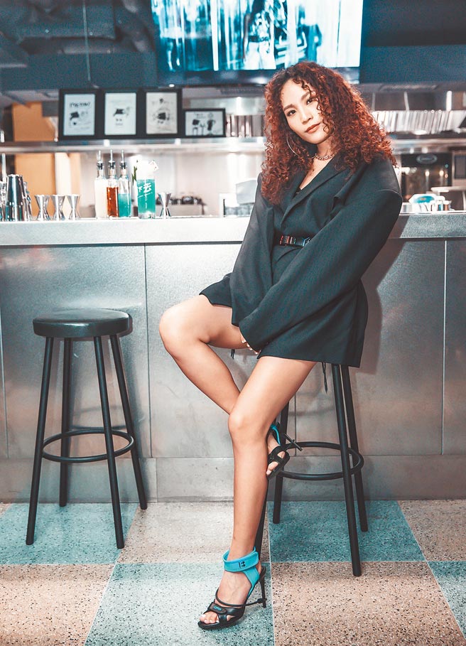 吕蔷昨顶着爆炸头出席发片餐叙。（罗永铭摄）