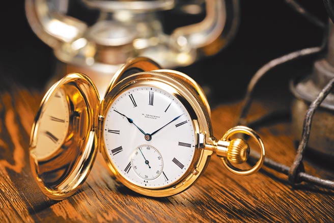 德国独立制表Moritz Grossmann的Benu Heritage Skylife Tourbillon飞行陀飞轮腕表，这只蓝色表盘作品是以CEO的秀髮打造停秒装置，也可接受客人提供头髮订制，608万元。（瑞博品提供）