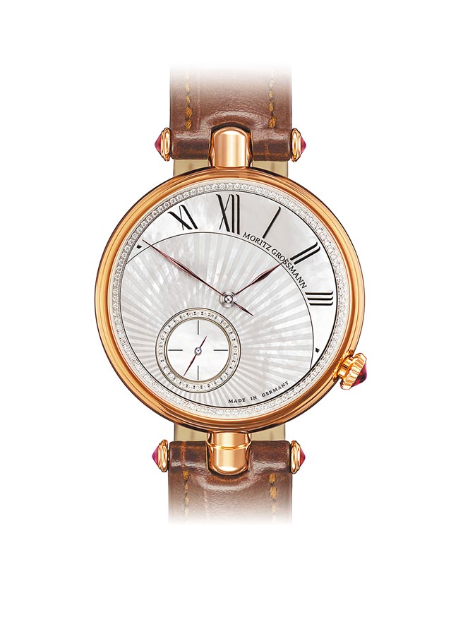 Moritz Grossmann为保护女性的纤手美甲特别设计Tefnut Classic Twist翻转女表，把上炼装置放在表耳，旋转表带可上炼，116万。（瑞博品提供）