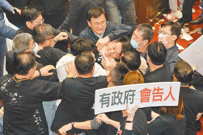 陈柏惟曾呛声江启臣「不道歉就试试看，以为我不能1打35？」未料却在27日衝突中遭林为洲锁喉秒杀。 (资料照／杜宜谙摄)