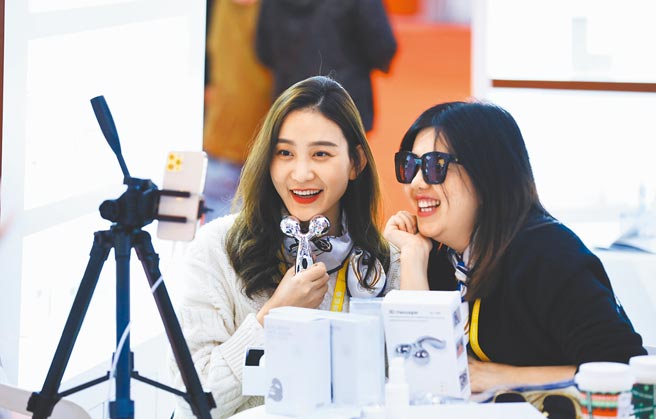 11月8日，第三届进博会在上海举行，不少展商请来网红主播在消费品展区直播带货。（中新社）