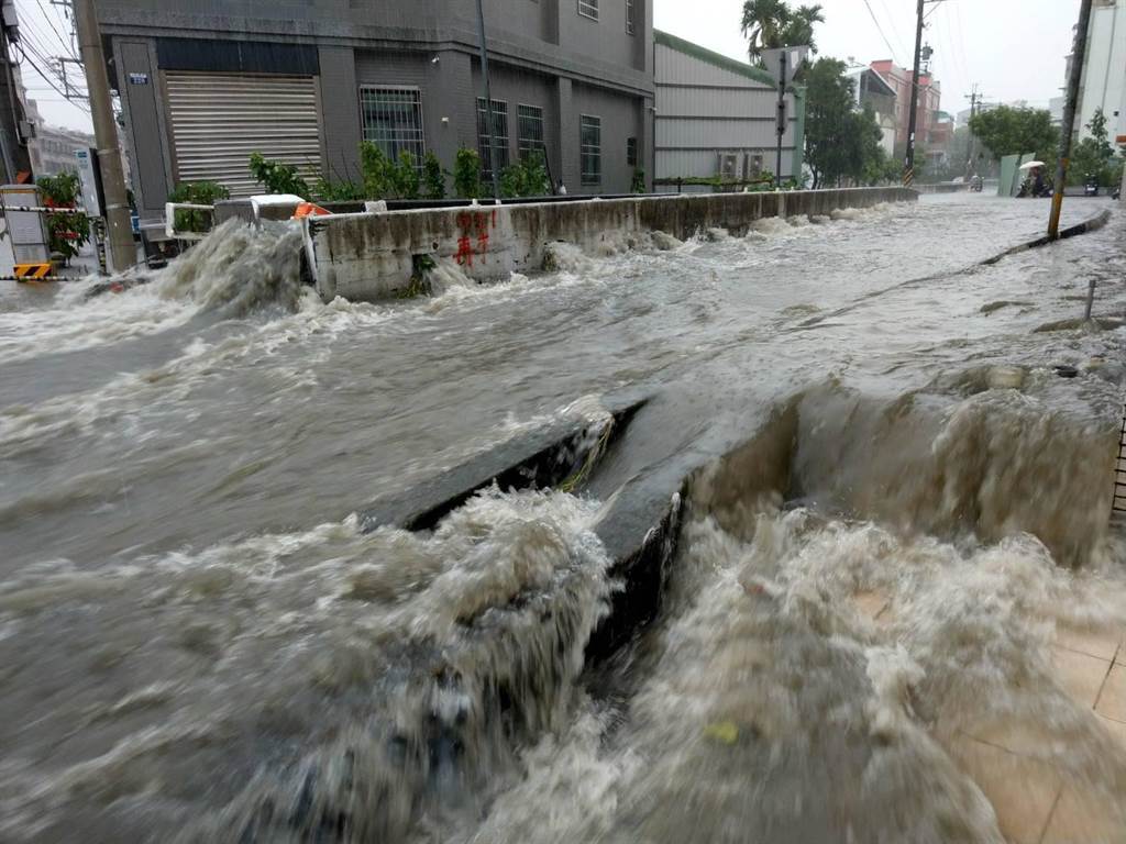 豪大雨造成四尺八分线溢流，导致雅丰街淹水。 （杨琼璎服务处提供／王文吉台中传真）