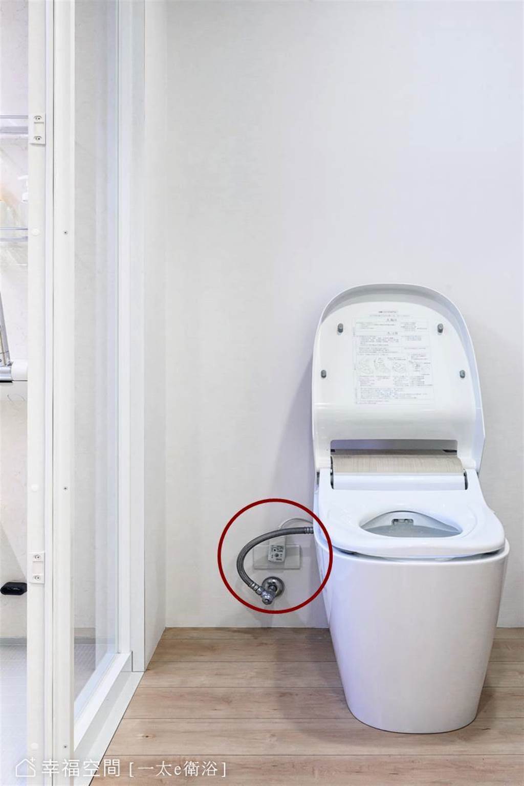 想購買免治馬桶便座前必須確認家中衛浴空間是否有獨立插座可用。（攝影／柯善文）