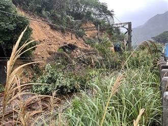 台鐵瑞芳-猴硐邊坡再坍 旅客險遭活埋 台鐵啟動公路接駁