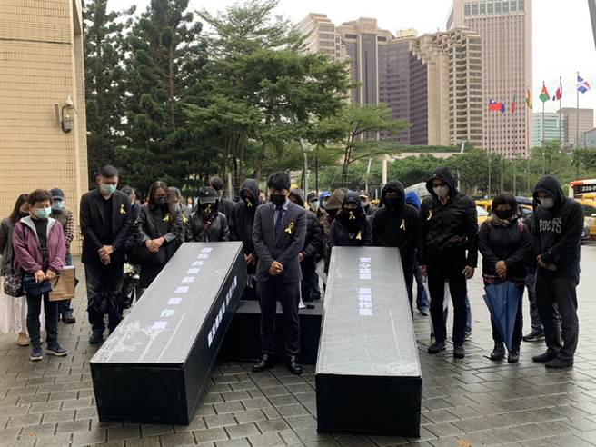 北市旅馆公会今抬纸棺到市府抗议安心旅游补助迟未发放。（张薷摄）