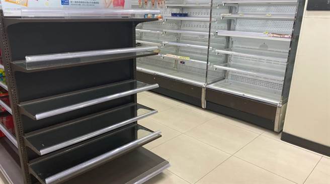 兰屿交通船停航7天，岛上超商货架空空。（读者提供）