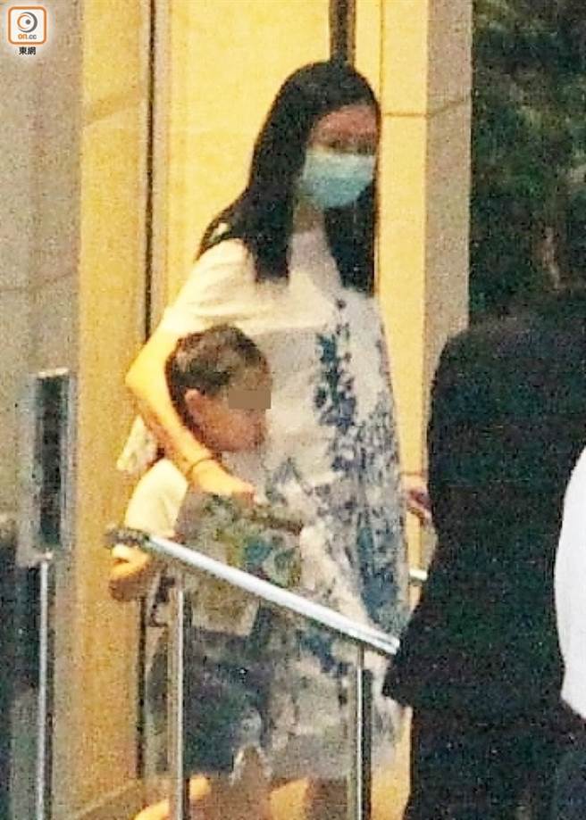朱丽倩曾被拍带女儿上街。（图／取自《on.cc东网》）