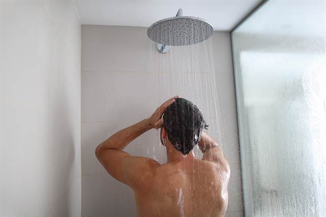 因為受不了異味，他詢問同事才知道對方洗澡不用沐浴乳，讓他相當崩潰。（示意圖/達志影像/Shutterstock提供）