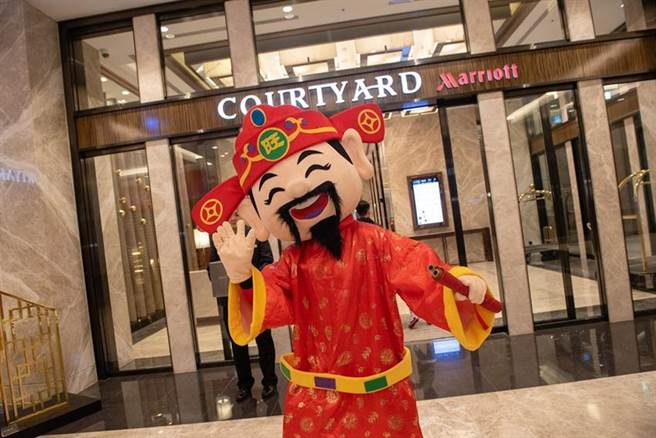 六福万怡酒店抢新年餐饮商机，特别安排财神报喜热闹拜年，还有捏麵人、童玩手作摊位增添乐趣。图／六福旅游集团提供