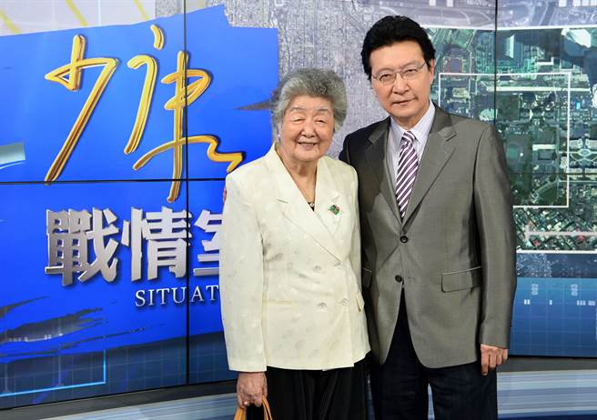 媒體人趙少康（右）及母親（左）。（圖／翻攝TVBS少康戰情室臉書）