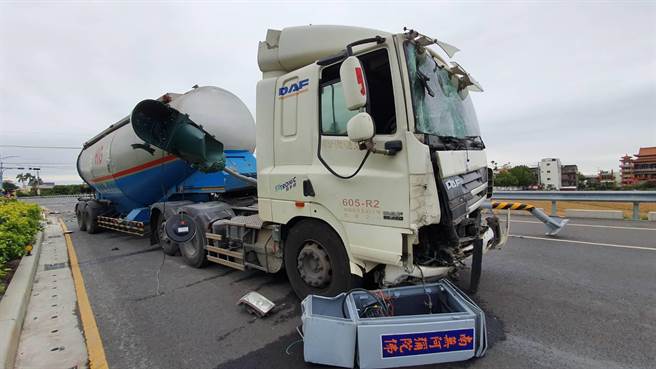 陈姓男子驾驶水泥槽车，行经员埔路、三潭巷口时，竟疑似疲劳驾驶，逆向撞上分隔岛，两只号志灯杆也应声撞断。（谢琼云摄）