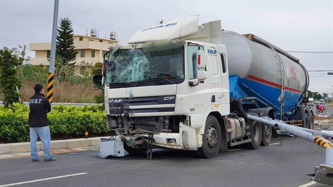 陈姓男子驾驶水泥槽车，行经员埔路、三潭巷口时，竟疑似疲劳驾驶，逆向撞上分隔岛，两只号志灯杆也应声撞断。（谢琼云摄）