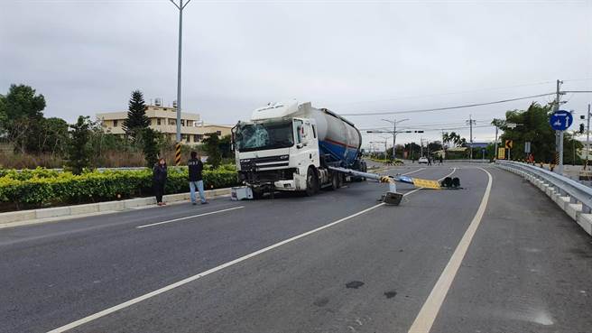 陈姓男子驾驶水泥槽车，行经员埔路、三潭巷口时，竟疑似疲劳驾驶，逆向撞上分隔岛，两只号志灯杆也应声撞断。（谢琼云摄）