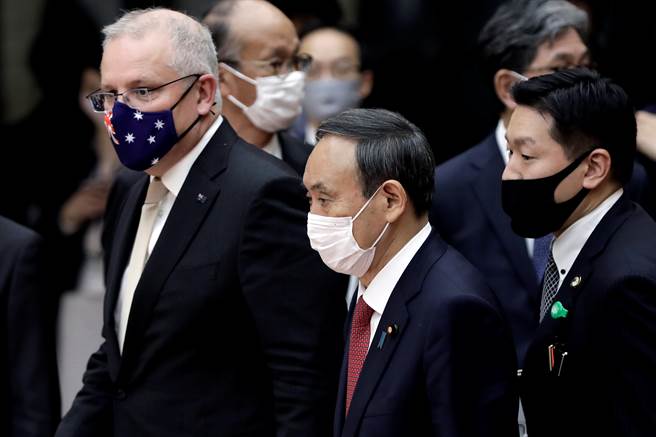 澳洲总理莫里森(左)上个月中旬访问日本，日本首相菅义伟(中)亲自接机。(路透资料照片)