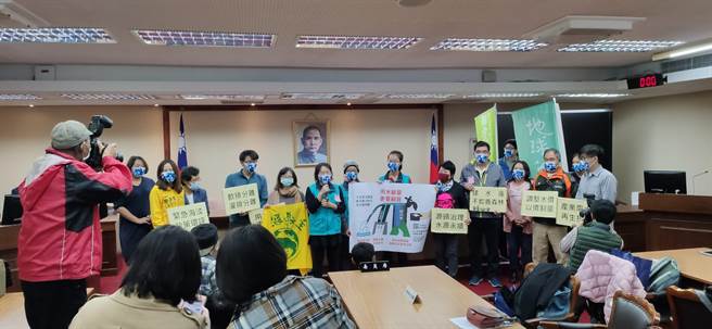 環團今天指出，再多的水庫無法換來更多的水，應該把水價反應在用水量上，以促進工業用水節水。（林良齊攝）