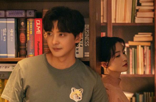 李佳航发声撇出轨，还钓出老婆李晟回应，夫妻隔空互动超甜，让出轨传言不攻自破。（图／取材自李佳航微博）