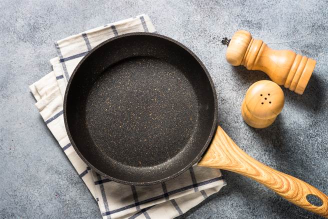 一名家庭主婦天天用不沾鍋煮菜，只要發現會黏鍋，就會想要買新的，但卻因此被老公嫌太常換，因此好奇大家都多久換一次，引發網友熱議。（圖／Shutterstock）