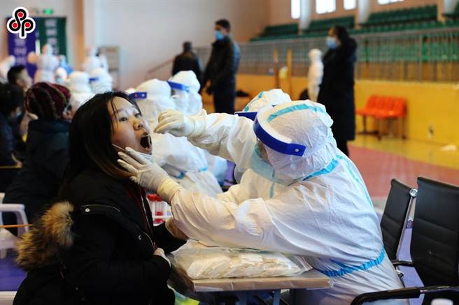 大陆驻德使馆斥德媒称中媒滥用德病毒学家表态做政治宣传。图为11月22日内蒙古对居民进行核酸採样。（中新社）