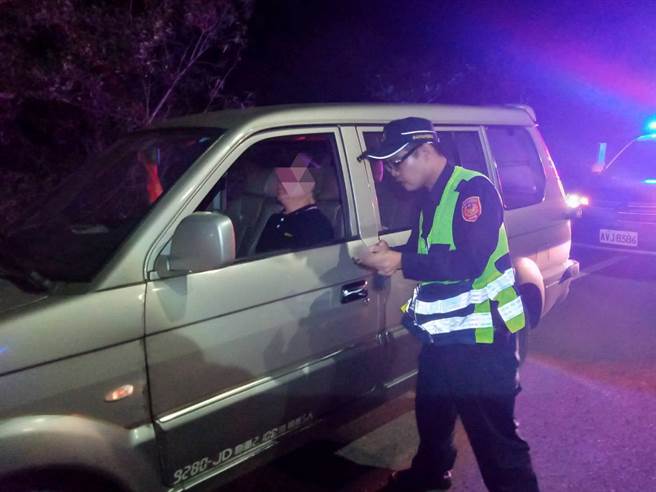 台南将军区陈姓民眾2日晚间驾驶小货车经过七股区台17线165公里处，因身体不适停车于路肩，呕吐昏迷。（读者提供／刘秀芬台南传真）