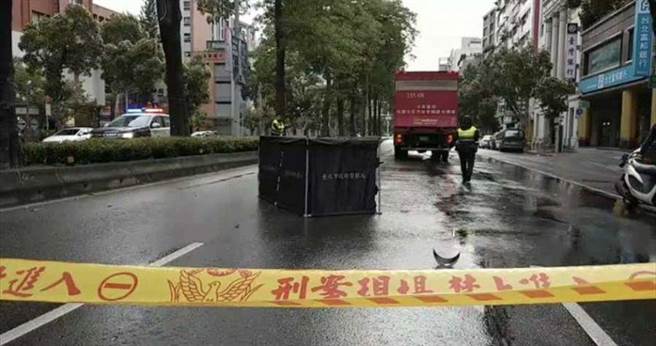 女骑士自摔喷飞被辗毙 ，北检认定货车司机反应不及无过失，不起诉处分。（本报资料照片）