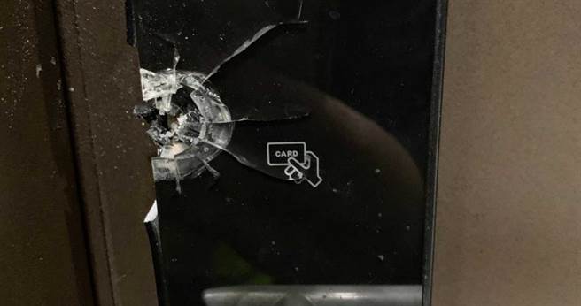 高雄市新兴区一户民宅门锁被捣毁，原本以为被钝器敲击，后来发现竟是一起枪击案件，警方研判案情不单纯。（图／翻摄画面）