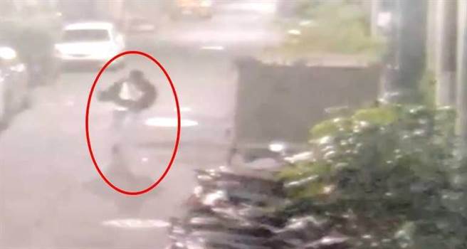 警方调阅监视器，2日凌晨4点左右，有一名戴帽子、口罩身形微胖男子在案发地点徘徊形迹可疑，离去时以小跑步匆忙离开，已锁定其身分。（图／翻摄画面）