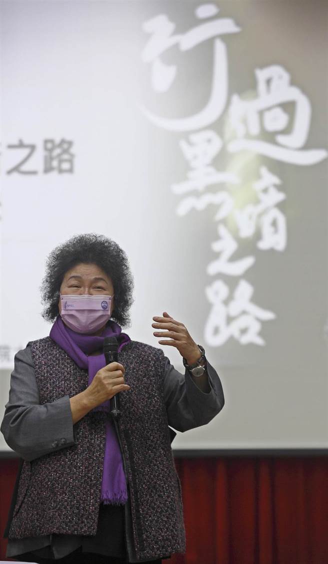 国家人权委员会4日举办「国际人权日主题特展」，其中首次放映的「行过黑暗之路」影片由主委陈菊亲自阐述。（张铠乙摄）