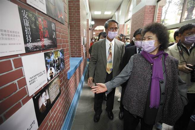 国家人权委员会4日举办「国际人权日主题特展」，主委陈菊（右二）表示透过展演内容，让台湾社会认识并了解台湾人权发展的轨迹、国家人权委员会身负的重任以及未来对于追求人权的展望。（张铠乙摄）