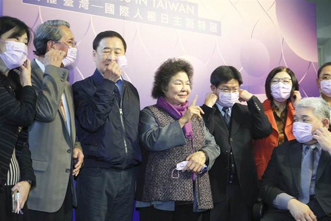 外传监察院国家人权委员会职权行使法草案在立院卡关，立委质疑扩权，监察院长陈菊（中）4日出席「国际人权日主题特展暨《行过黑暗之路》首映」。（张铠乙摄）