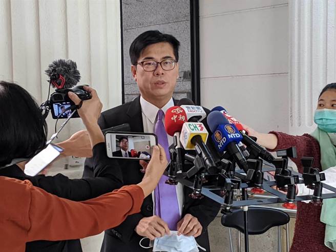 高雄巿长陈其迈4日在议会受访。（曹明正摄）