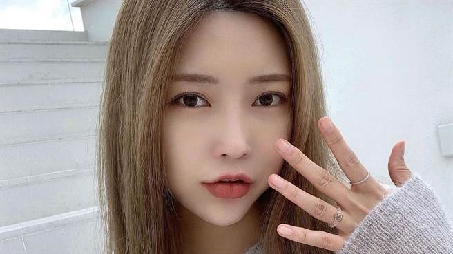 Somi (崔素美)在IG上晒出性感水蛇腰，令粉丝大喷鼻血。（图／IG@cxxsomi）