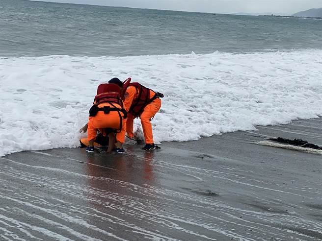 台东县太麻里乡三和海域4日早上4名船员出航，却遇上8级浪被拍打落海，海巡署东部分署第一三岸巡队人员执勤见状，火速跳入海中救援。(海巡署东部分署第一三岸巡队提供／蔡旻妤台东传真)