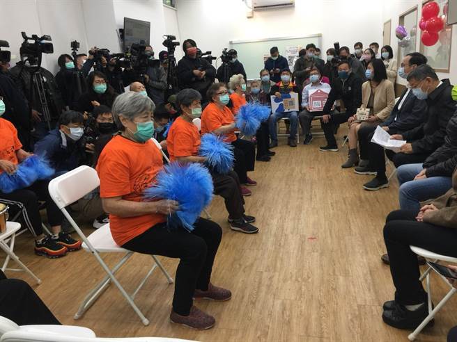 台北市長柯文哲4日受邀參加銀光未來創新協會推出「銀光守護貼推廣體驗計畫」活動。（張立勳攝）