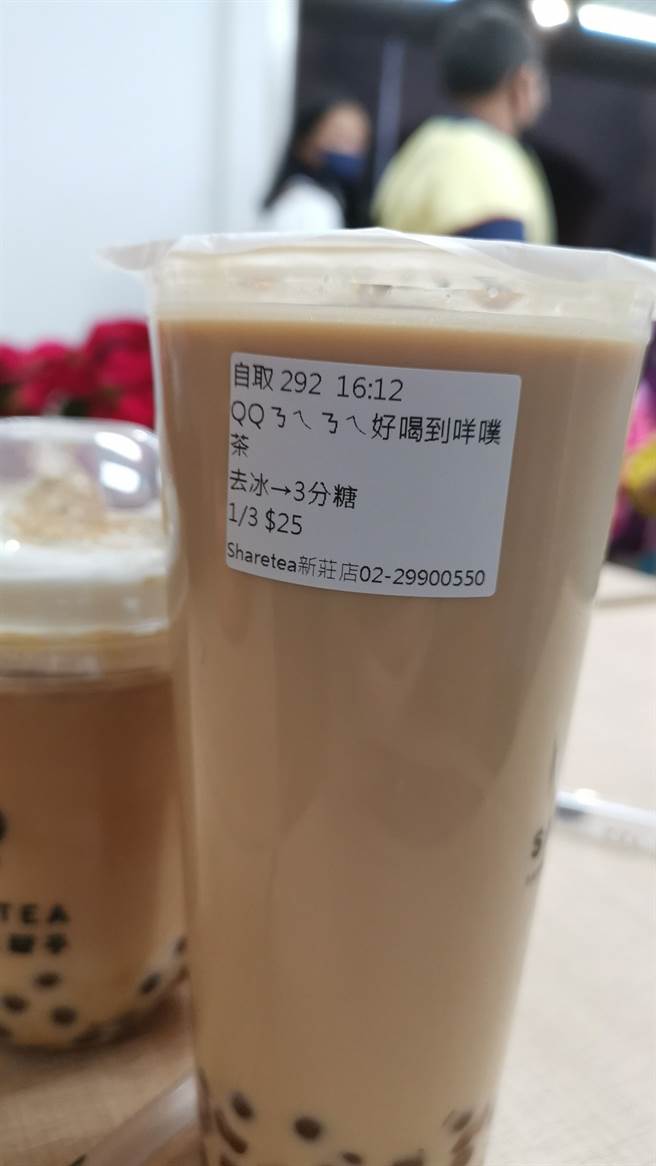 另外，脸书《爆废公社》有网友晒出购买「QQㄋㄟㄋㄟ好喝到咩噗茶」照片，吸引许多网友讨论。（图／翻摄自爆废公社）