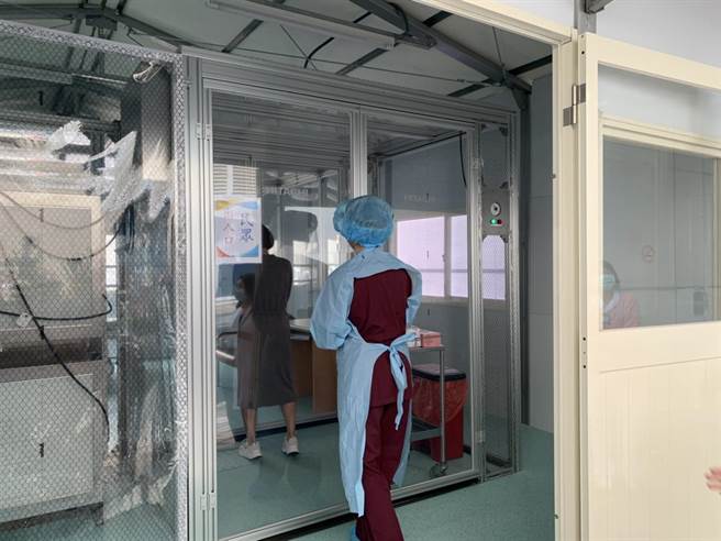 室外組合式負壓隔離艙不同於一般的戶外組合屋，不只是個採集場所，更適合居家檢疫或居家隔離的急診需求。（姜霏攝）