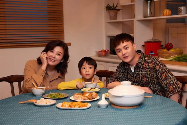 方馨、许富凯日前拍摄MV。（凯声影艺提供）