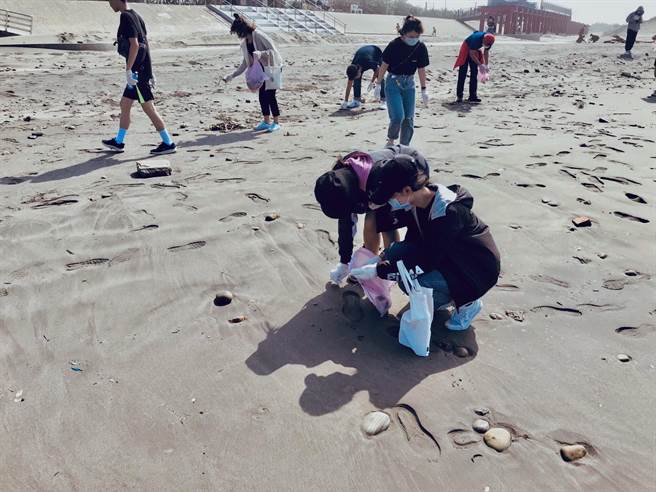 海洋无塑爱大安！今年有78个民间团体，超过5000人次参与大安净滩，共清理出101.7吨的人为垃圾。（台中市观旅局提供／王文吉台中传真）