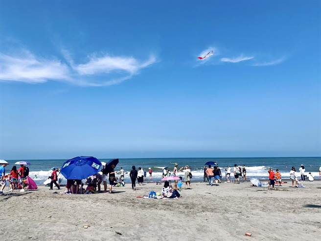 大安滨海乐园拥有近1600公尺的海岸线，可供衝浪、风筝衝浪及戏水。（台中市观旅局提供／王文吉台中传真）