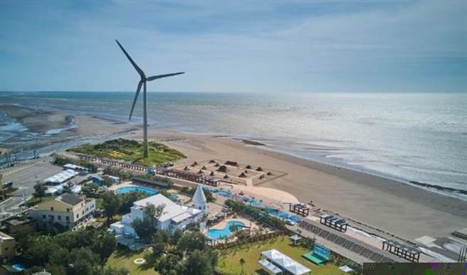 大安滨海乐园拥有近1600公尺的海岸线，可供衝浪、风筝衝浪及戏水。（台中市观旅局提供／王文吉台中传真）